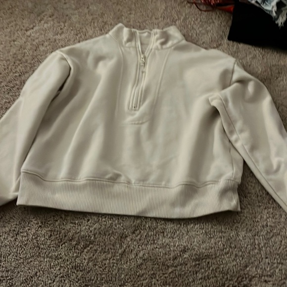 sort of cropped sweatshirt - Picture 1 of 3